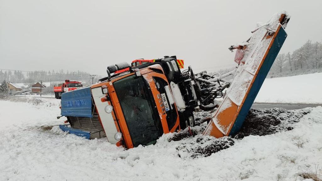 Na Bruntálsku se převrátil sypač. Sněžení komplikuje dopravu
